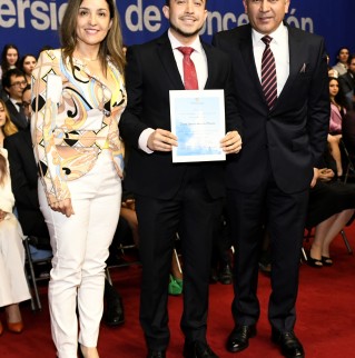 Dr. Dante Araneda Pradena junto a sus padres