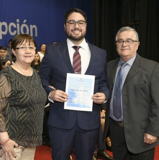 Dr. Matías Galaz Romero junto a sus padres.