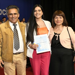 Dra. Valentina Godoy Oyarzún junto a sus padres