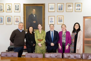 Visita-Delegacion-Universidad-Ghent-Belgica-a-laboratorio-de-la-Facultad-de-Odontologia-25 (1)